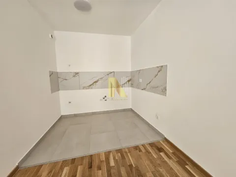 Prazan prostor predviđen za kuhinju sa keramičkim pločicama na zidu. - image 4