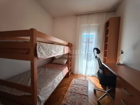 Dječja soba sa krevetom na sprat, radnim stolom i izlazom na terasu. - image 7