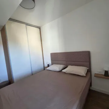 Furnished bedroom with a double bed and a built-in wardrobe. - image 7