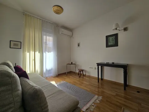 Dnevni boravak sa sjedećom garniturom, parketom i izlazom na terasu. - image 4