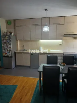 Kuhinja sa trpezarijom i drvenim elementima. - image 3