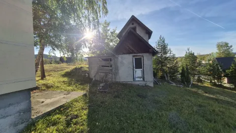 Eksterijer manje kuće sa dvorištem i drvećem. - image 12