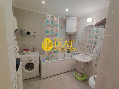 Kupatilo sa kadom, umivaonikom, WC šoljom i veš mašinom. - image 12