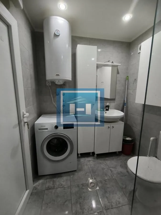 Kupatilo opremljeno sanitarijama, tuš kabinom, bojlerom i veš mašinom.