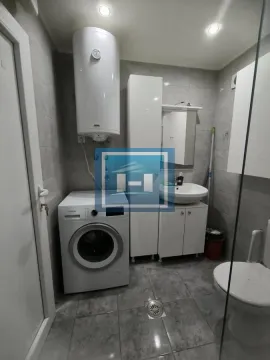 Kupatilo opremljeno sanitarijama, tuš kabinom, bojlerom i veš mašinom. - image 7