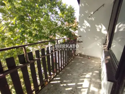 Manji balkon sa drvenom ogradom i pogledom na zelenilo. - image 19