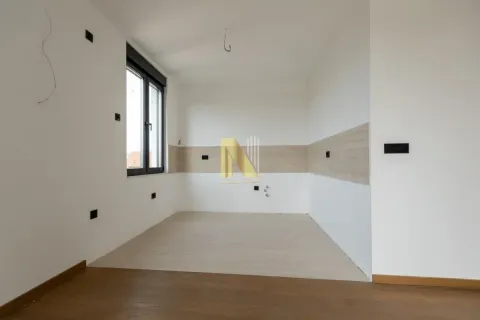 Nova neopremljena kuhinja sa keramičkim pločicama na zidu. - image 4