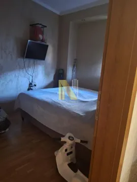 Spavaća soba sa bračnim krevetom, televizorom i dečjim trotinetom u prvom planu. - image 10