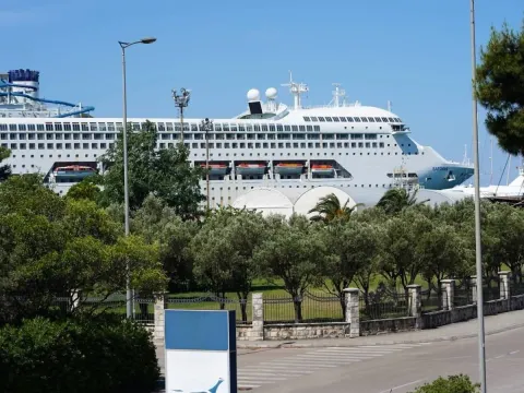 Izdavanje, jednosoban stan, 58m², Centar, Bar - image 3