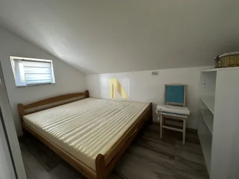 Manja spavaća soba sa bračnim krevetom pod kosim krovom. - image 7