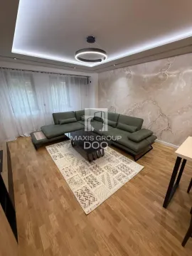 Dnevna soba sa ugaonom garniturom, stočićem i dekorativnim zidom. - image 6