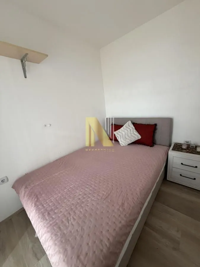 Nameštena spavaća soba sa bračnim krevetom.