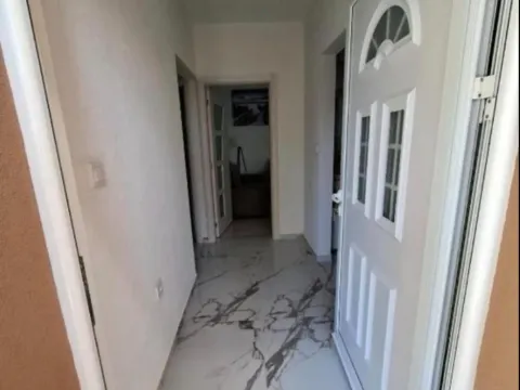 Izdavanje, dvosoban stan, 75m², Radanovići, Kotor - image 15