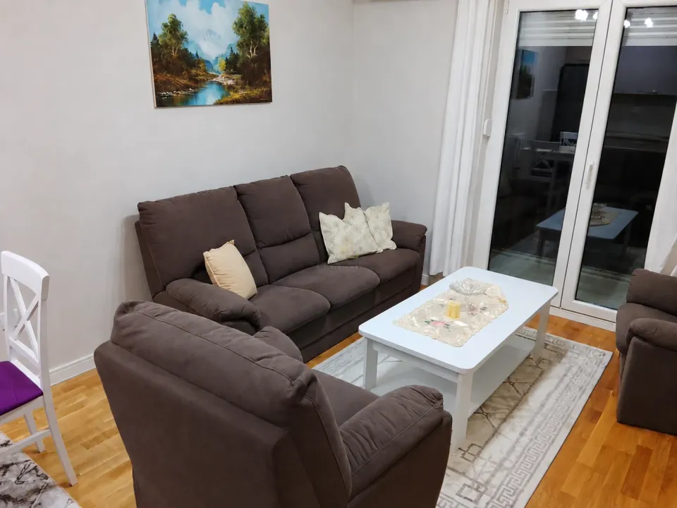 Izdavanje, jednosoban stan, 40m², Pobrežje, Podgorica