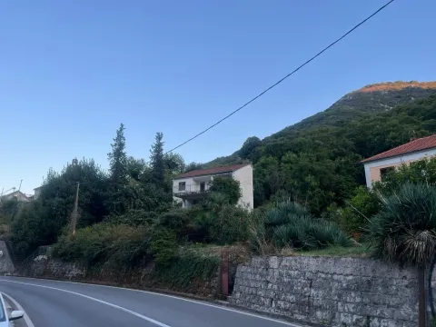 Pogled sa puta na kuću okruženu zelenilom i brdima. - image 7