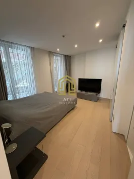 Moderna spavaća soba sa bračnim krevetom, TV-om i parketom. - image 8