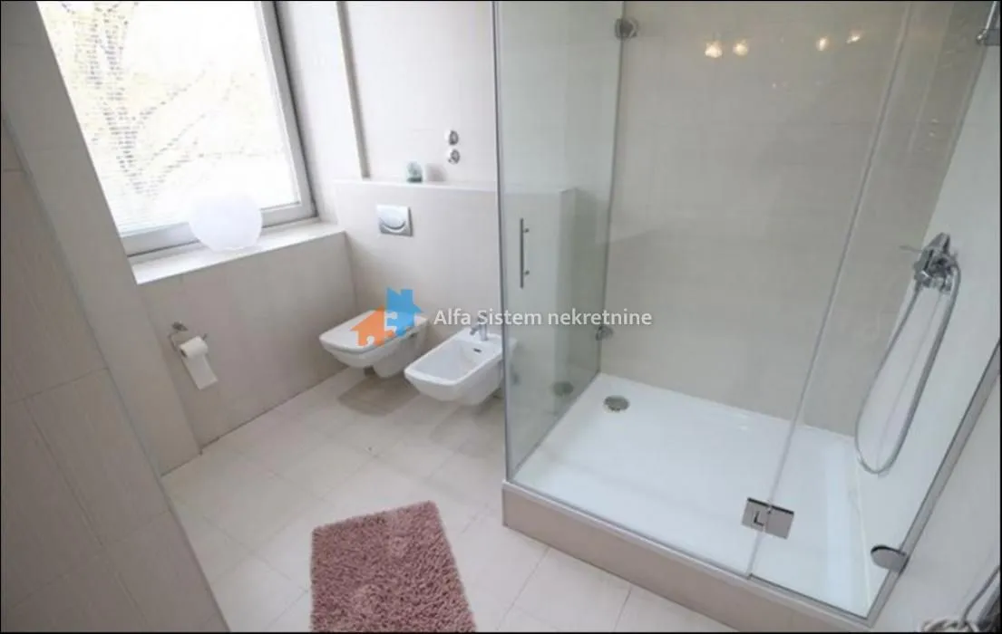 Izdavanje, četvorosoban stan, 250m², Savski Venac, Beograd