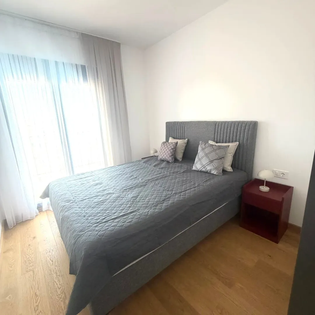 Modern bedroom with a double bed and access to the terrace.