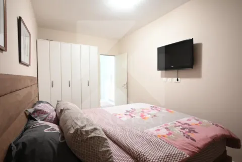 Namještena spavaća soba sa bračnim krevetom, garderoberom i zidnim televizorom. - image 7