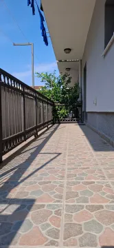 Prostrana terasa sa pločicama i metalnom ogradom. - image 18