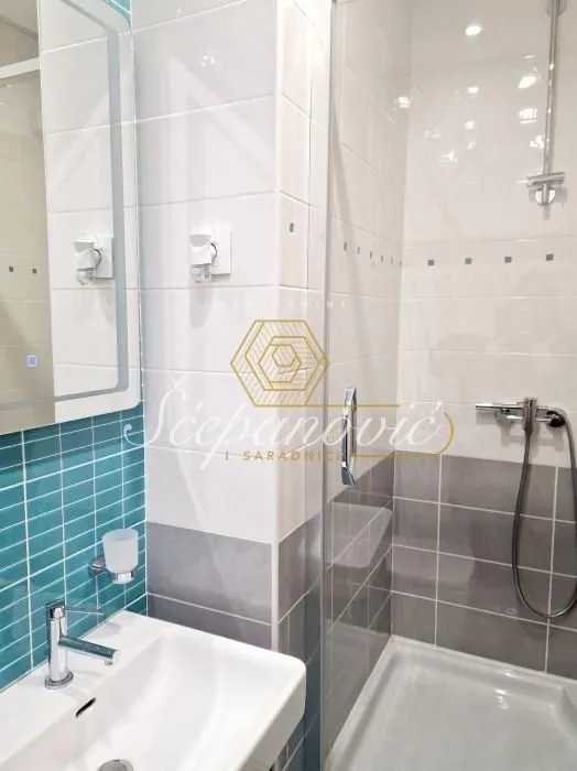 Izdavanje, trosoban stan, 105m², Centar, Novi Sad