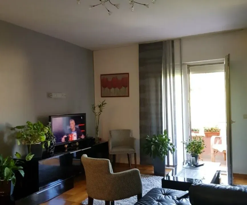 Izdavanje, dvosoban stan, 106m², Tivat, Crna Gora