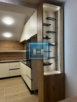 Moderna kuhinja sa drvenim elementima i ugrađenom vitrinom za vino. - image 6