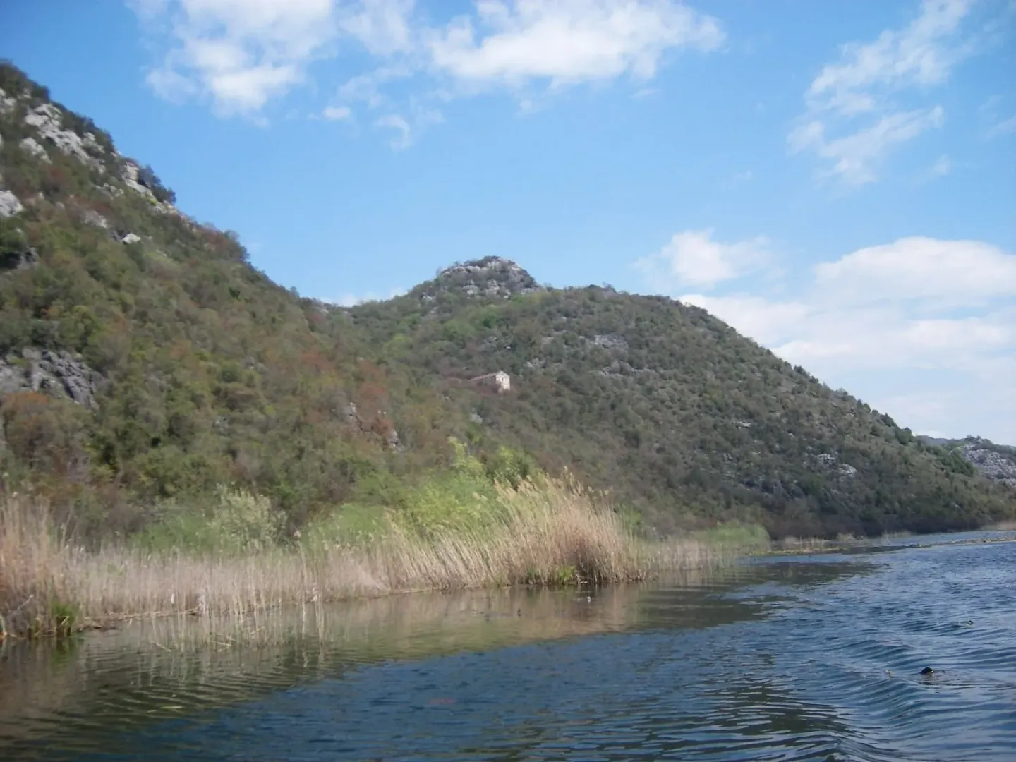 Pogled na prirodno okruženje sa brdima i rijekom u blizini.