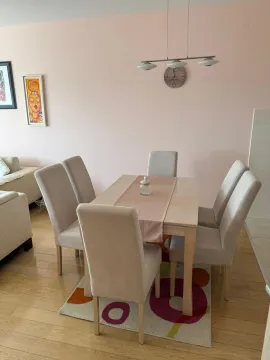 Trpezarija sa stolom i stolicama u dnevnom boravku. - image 4
