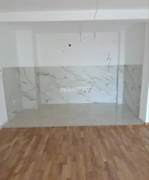 Nenamešten prostor predviđen za kuhinju sa keramičkim pločicama i parketom na podu. - image 6