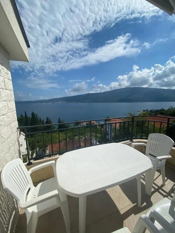 Prodaja, dvosoban stan, 65m², Baošići, Herceg Novi