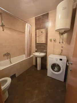 Kupatilo opremljeno kadom, umivaonikom, WC šoljom i veš mašinom. - image 10