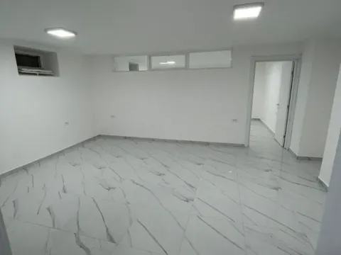 Izdavanje, poslovni prostor, 45m², Centar, Podgorica - image 2