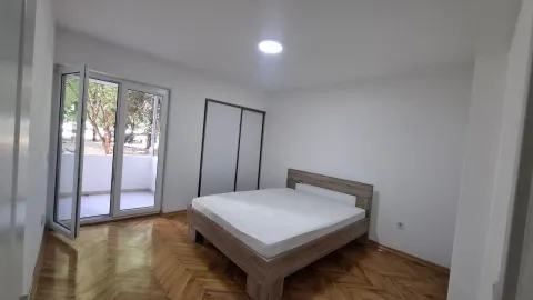 Prodaja, dvosoban stan, 60m², Centar, Bar - image 4