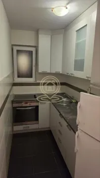 Manja kuhinja sa belim elementima i ugradnim kućnim aparatima. - image 11