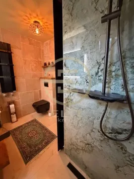 Moderno kupatilo sa tuš kabinom i WC šoljom. - image 44