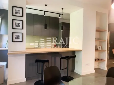 Modern kitchen with a breakfast bar and bar stools. - image 5