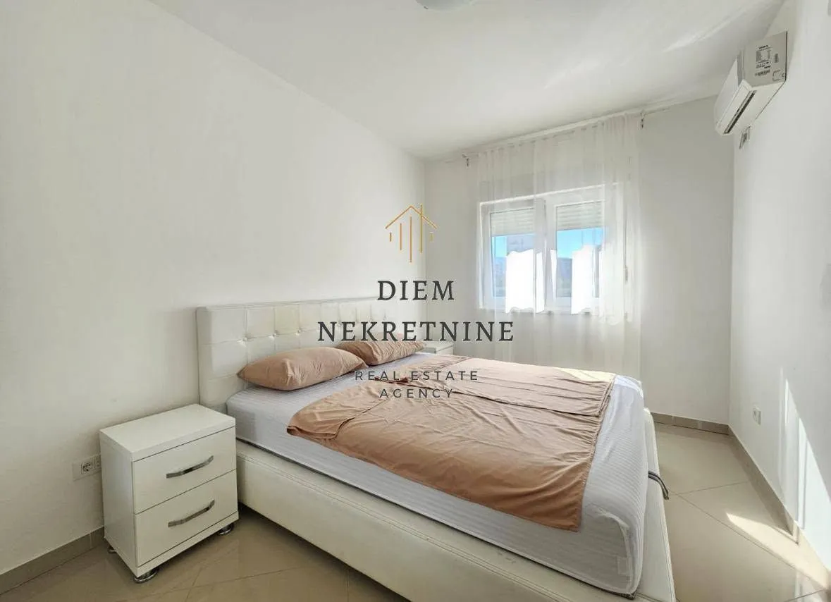 Bright and tidy bedroom with a double bed.