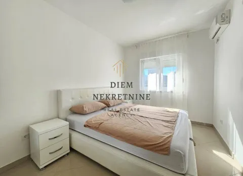 Bright and tidy bedroom with a double bed. - image 16