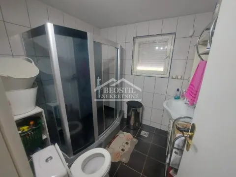 Manje kupatilo sa tuš kabinom, umivaonikom i wc šoljom. - image 11