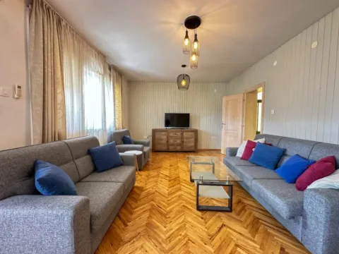 Izdavanje, dvosoban stan, 106m², Stari Aerodrom, Podgorica