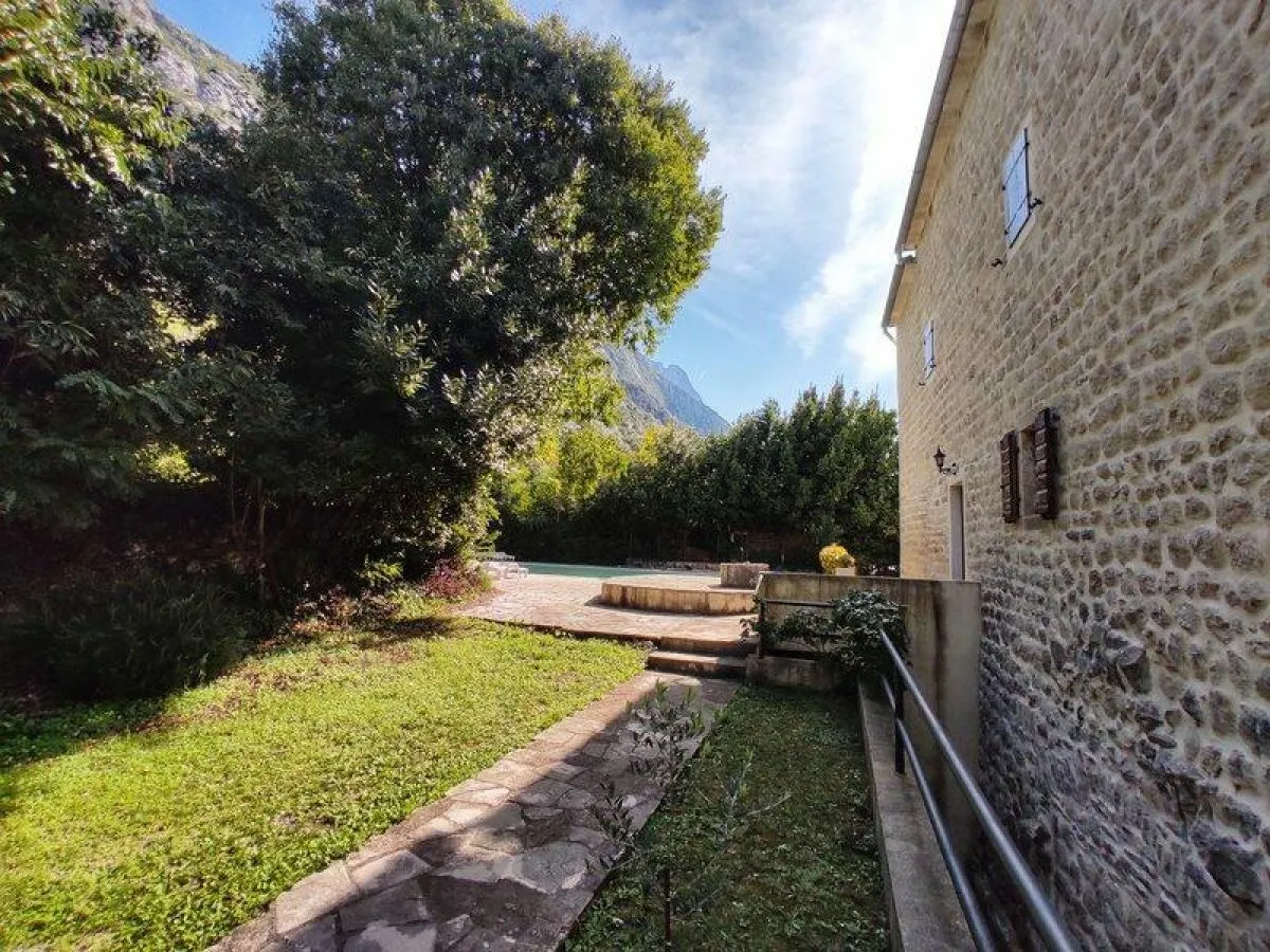 Prodaja, dvosoban stan, 82m², Dobrota, Kotor