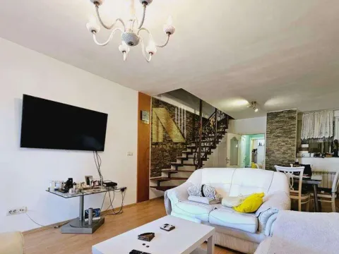 Sale, house, 180m², Lipov gaj, Novi Sad Sve Podlokacije