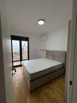 Namještena spavaća soba sa bračnim krevetom i izlazom na terasu. - image 12