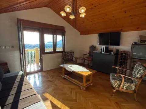 Izdavanje, trosoban stan, 100m2, Marovići, Bar
