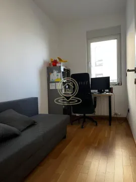 Manja soba sa krevetom, radnim stolom i policom. - image 4
