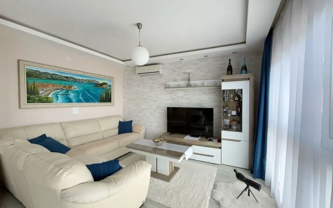 Izdavanje, dvosoban stan, 90m², Bečići, Budva