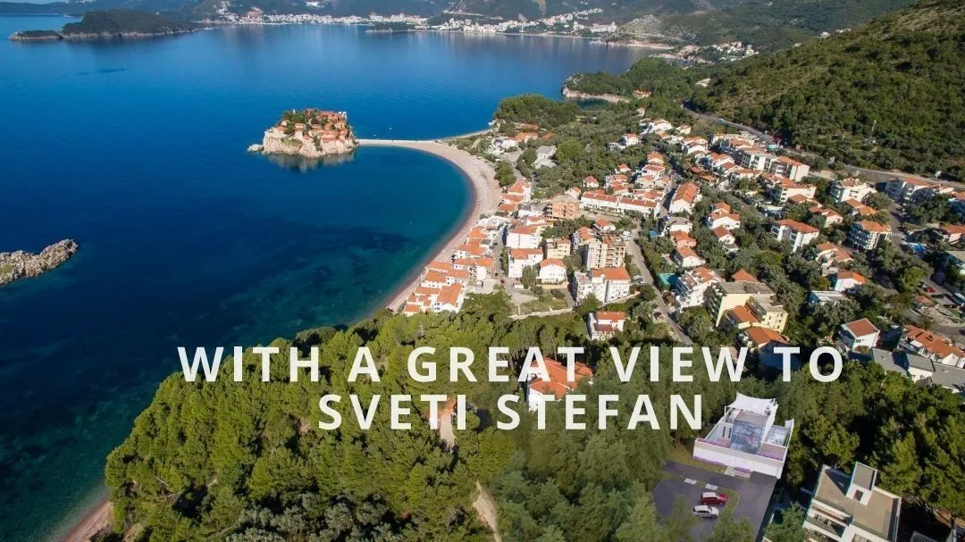 Pogled iz vazduha na Sveti Stefan i obalu.
