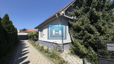 Pogled na spoljašnjost kuće sa popločanim dvorištem i zelenilom. - image 26