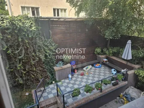 Pogled odozgo na popločano dvorište sa drvenom ogradom i zelenilom. - image 19